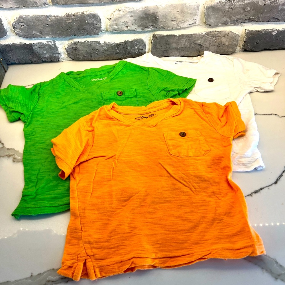 Lot of 3 Baby Boy Baby Gap V-Neck button detail T-shirt Size 18-24 months VGUC